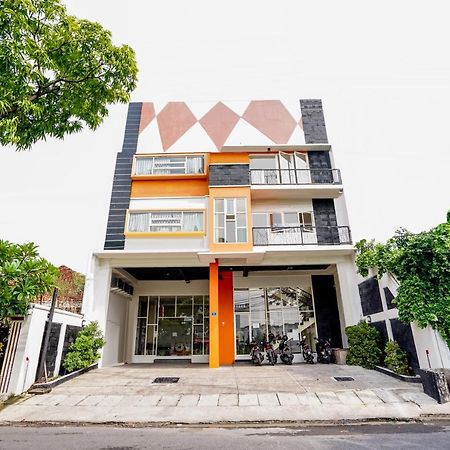 Pratisarawirya Guesthouse By Ecommerceloka スラバヤ エクステリア 写真