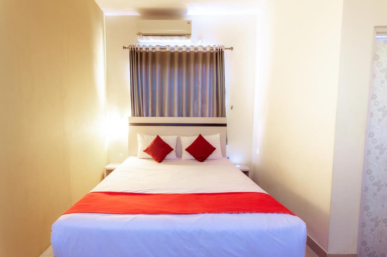 Pratisarawirya Guesthouse By Ecommerceloka スラバヤ エクステリア 写真