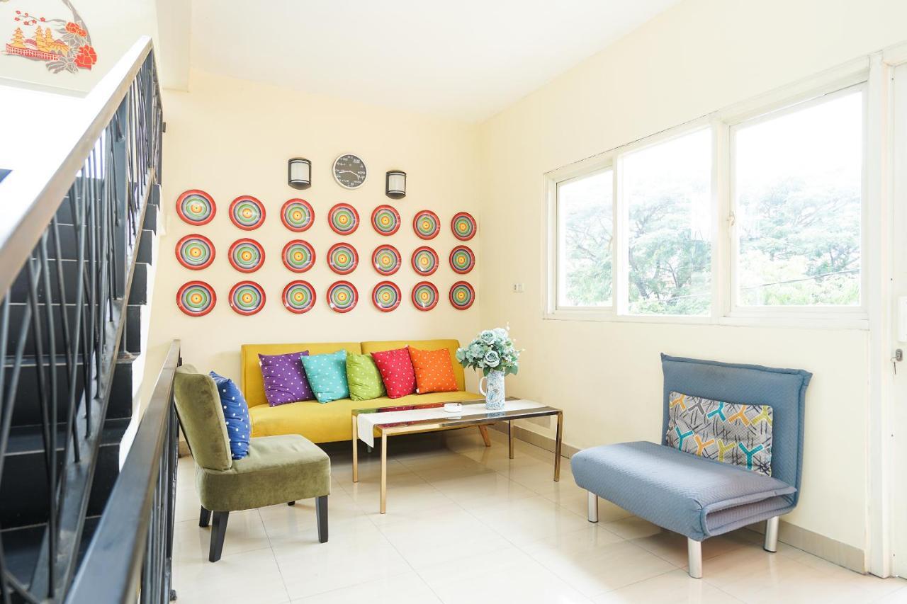 Pratisarawirya Guesthouse By Ecommerceloka スラバヤ エクステリア 写真